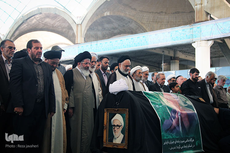 مراسم تشییع عالم جلیل القدر حضرت حجت الاسلام والمسلمین حاج شیخ غلامرضا فیروزیان روز جمعه از مصلی اصفهان بعد از اقامه نماز جمعه انجام  شد.