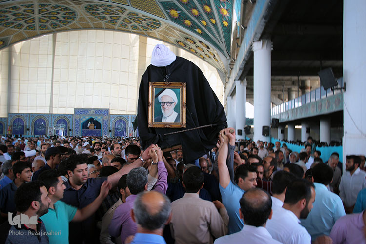 مراسم تشییع عالم جلیل القدر حضرت حجت الاسلام والمسلمین حاج شیخ غلامرضا فیروزیان روز جمعه از مصلی اصفهان بعد از اقامه نماز جمعه انجام  شد.