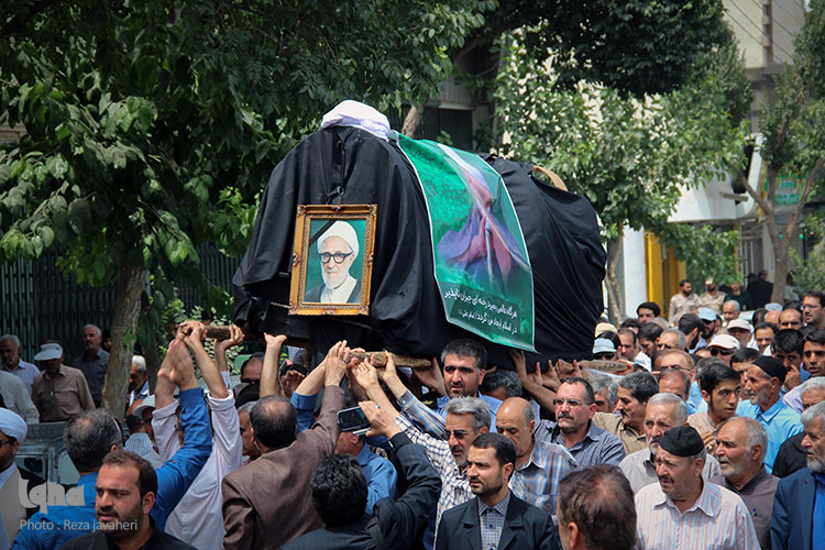 مراسم تشییع عالم جلیل القدر حضرت حجت الاسلام والمسلمین حاج شیخ غلامرضا فیروزیان روز جمعه از مصلی اصفهان بعد از اقامه نماز جمعه انجام  شد.