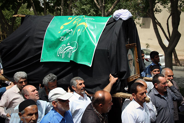مراسم تشییع عالم جلیل القدر حضرت حجت الاسلام والمسلمین حاج شیخ غلامرضا فیروزیان روز جمعه از مصلی اصفهان بعد از اقامه نماز جمعه انجام  شد.