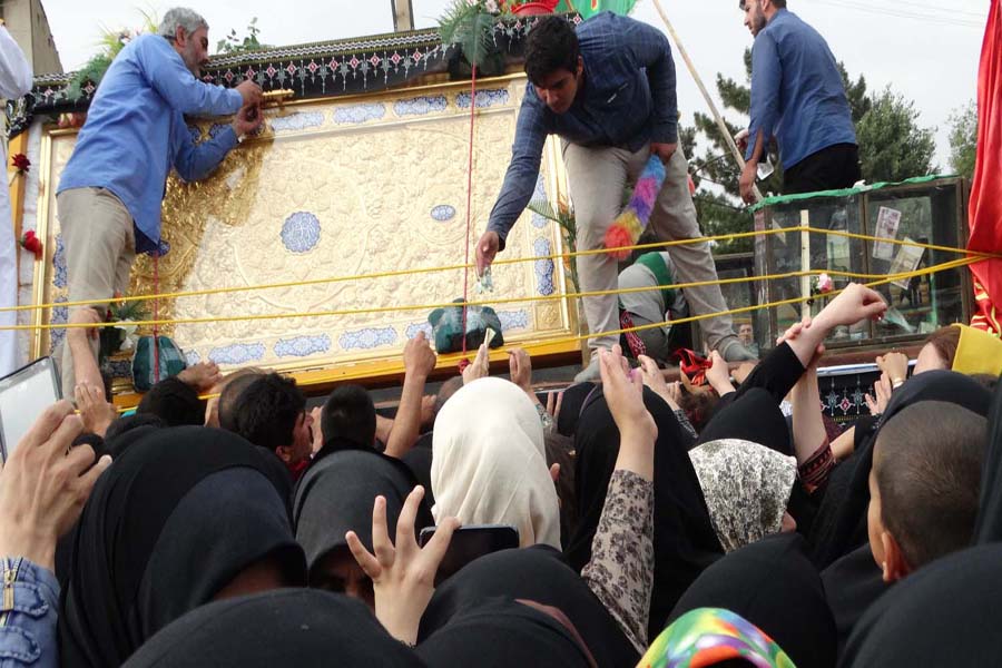مراسم استقبال از درب ورودی سرداب امام زمان(عج) در بروجرد