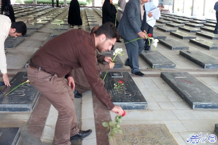 مزار شهدا غبار روبی و عطر افشانی شد