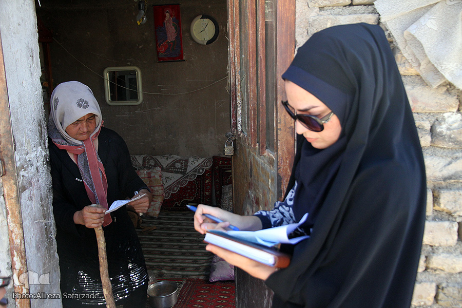 کمیته امداد امام خمینی(ره) برای تسکین آلام خاله مریم حاضر شد کمیته امداد امام خمینی(ره) برای تسکین آلام خاله مریم حاضر شد