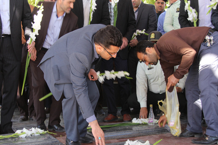 دیدار کارکنان دادگستری کوهدشت با خانواده شهید مدافع حرم