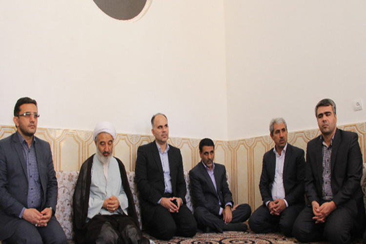 دیدار کارکنان دادگستری کوهدشت با خانواده شهید مدافع حرم