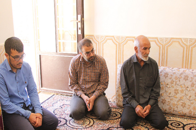 دیدار کارکنان دادگستری کوهدشت با خانواده شهید مدافع حرم
