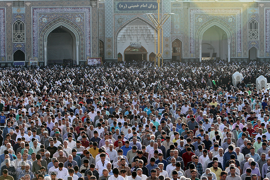 نمازی به پهنای ماه بندگی/فرشتگان هلهله شادی سردادند