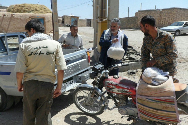 حضور جهادگران در بین اهالی روستای بورون