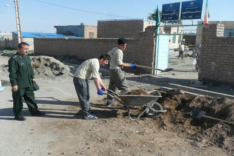 حضور جهادگران در بین اهالی روستای بورون