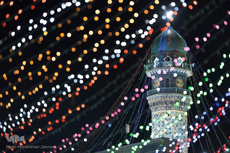 ////حریم درش قبله گاه سلاطین/ رضا شد لقب چون رضا بودش آئین