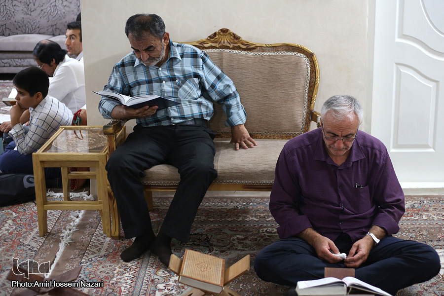 بیست و یک سال مجلس قرآن در منزل شهدا + عکس