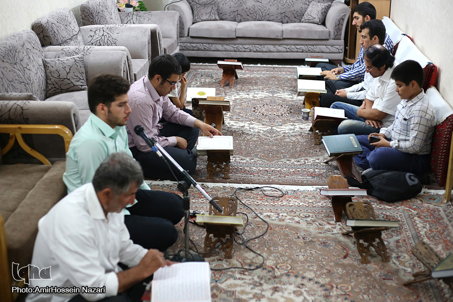 بیست و یک سال مجلس قرآن در منزل شهدا + عکس