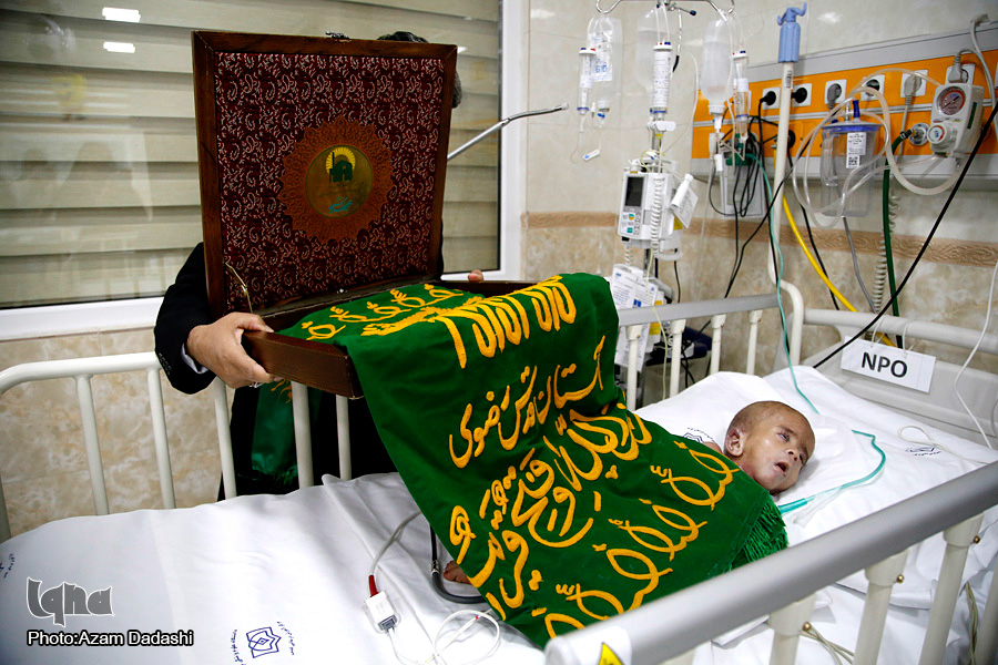 خادمین حرم امام رضا(ع) مهمان کودکان بیمار قزوینی شدند +عکس
