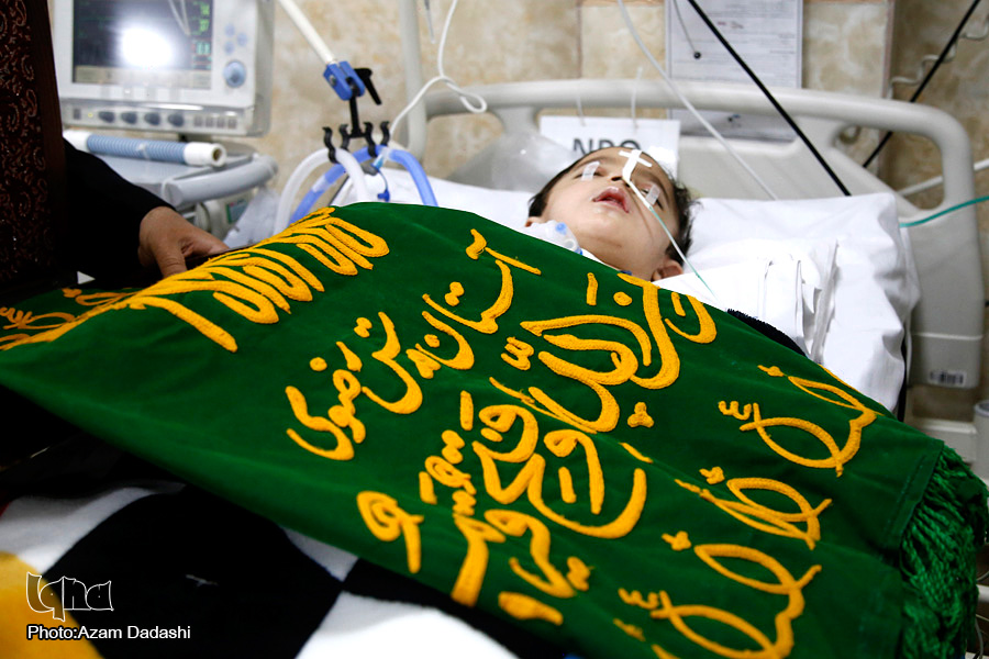 خادمین حرم امام رضا(ع) مهمان کودکان بیمار قزوینی شدند +عکس
