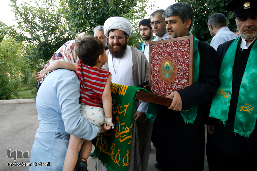 خادمین حرم امام رضا(ع) مهمان کودکان بیمار قزوینی شدند +عکس