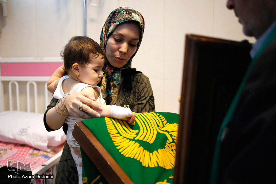 خادمین حرم امام رضا(ع) مهمان کودکان بیمار قزوینی شدند +عکس