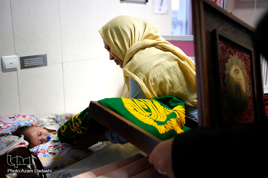 خادمین حرم امام رضا(ع) مهمان کودکان بیمار قزوینی شدند +عکس