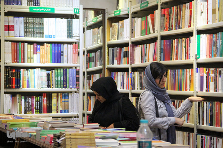 استقبال مردم اصفهان از طرح کتاب خوانی ایران میخواند.
