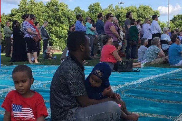 اعلام حمایت از مسلمانان آمریکا در زمین فوتبال مینه‌سوتا