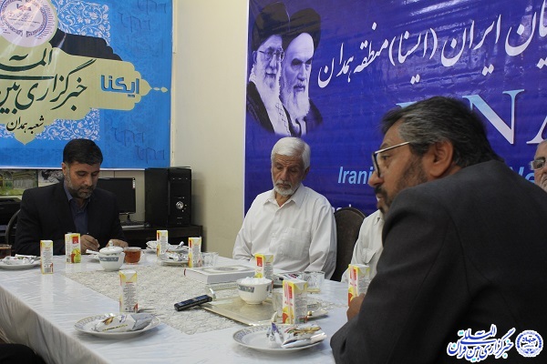 نشست صمیمی اساتید قرآن همدان در دفتر ایکنا