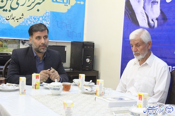 نشست صمیمی اساتید قرآن همدان در دفتر ایکنا