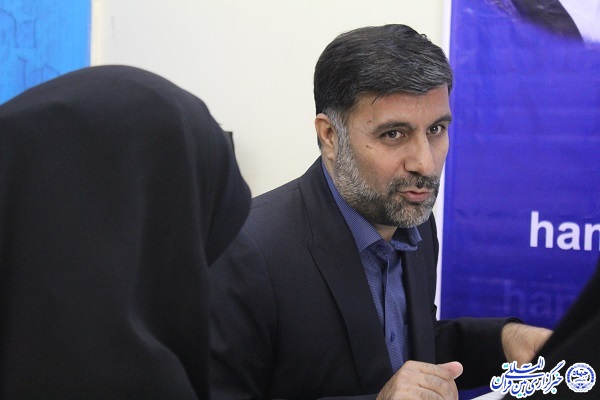 نشست صمیمی اساتید قرآن همدان در دفتر ایکنا