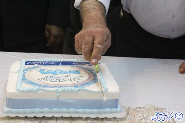 نشست صمیمی اساتید قرآن همدان در دفتر ایکنا