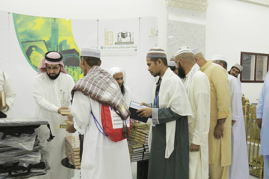 طرح «هر زائر یک قرآن» در حج + عکس