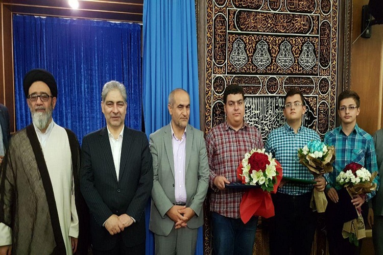 تجلیل «سیدعلی کاظمزاده» حافظ کل قرآن کریم در نماز جمعه تبریز تجلیل «سیدعلی کاظمزاده» حافظ کل قرآن کریم در نماز جمعه تبریز