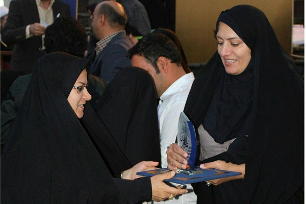 تجلیل از مدیر مؤسسه سرای ذکر در اختتامیه هفتمین جشنواره کتابخوانی رضوی تجلیل از مدیر مؤسسه سرای ذکر در اختتامیه هفتمین جشنواره کتابخوانی رضوی