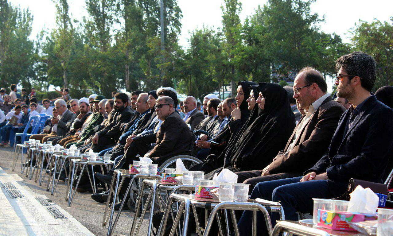 تجلیل از مدیر مؤسسه سرای ذکر در اختتامیه هفتمین جشنواره کتابخوانی رضوی تجلیل از مدیر مؤسسه سرای ذکر در اختتامیه هفتمین جشنواره کتابخوانی رضوی