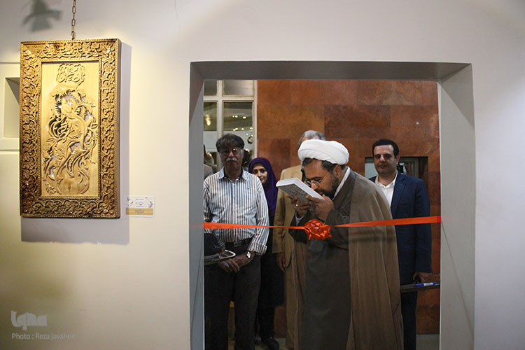 افتتاحیه نمایشگاه و تجلیل از برگزیدگان نمایشگاه صنایع دستی رضوی در اصفهان برگزار شد.