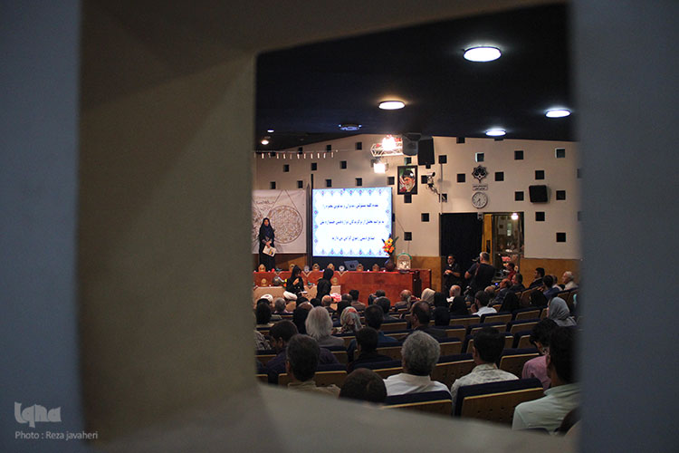 افتتاحیه نمایشگاه و تجلیل از برگزیدگان نمایشگاه صنایع دستی رضوی در اصفهان برگزار شد.