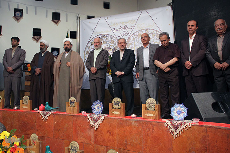 افتتاحیه نمایشگاه و تجلیل از برگزیدگان نمایشگاه صنایع دستی رضوی در اصفهان برگزار شد.