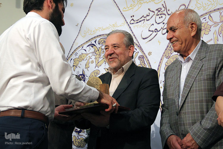 افتتاحیه نمایشگاه و تجلیل از برگزیدگان نمایشگاه صنایع دستی رضوی در اصفهان برگزار شد.
