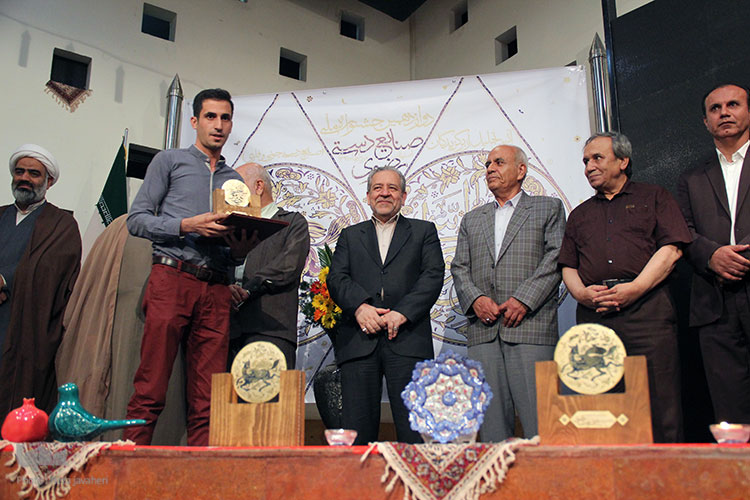 افتتاحیه نمایشگاه و تجلیل از برگزیدگان نمایشگاه صنایع دستی رضوی در اصفهان برگزار شد.