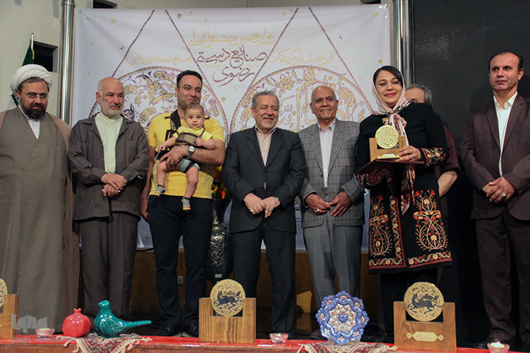 افتتاحیه نمایشگاه و تجلیل از برگزیدگان نمایشگاه صنایع دستی رضوی در اصفهان برگزار شد.