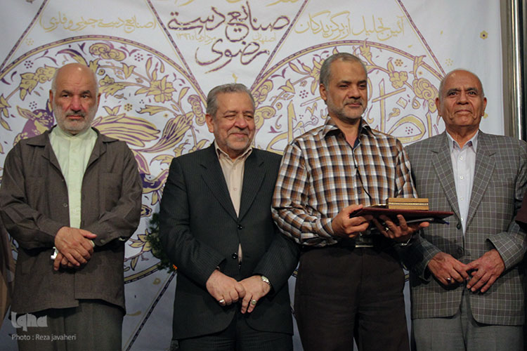 افتتاحیه نمایشگاه و تجلیل از برگزیدگان نمایشگاه صنایع دستی رضوی در اصفهان برگزار شد.