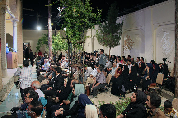 شب نشینی اهالی شعر، ادب و هنر در مراسم بزرگداشت استاد یگانه خط شکستهدرویش عبدالمجید طالقانی در تخت فولاد اصفهان برگزارشد