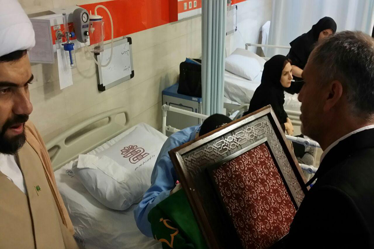 عیادت خُدام حرم رضوی از بیماران بیمارستان شهید رحیمی خرم‌آباد