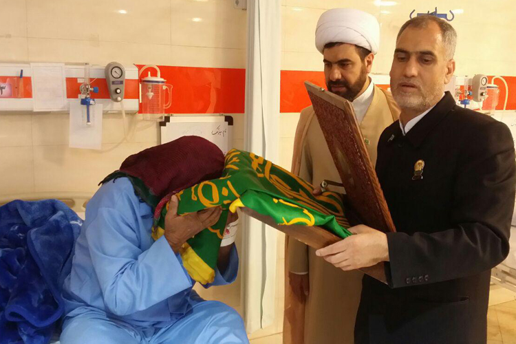 عیادت خُدام حرم رضوی از بیماران بیمارستان شهید رحیمی خرم‌آباد