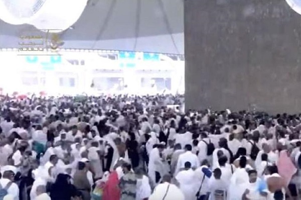 ادای رمی جمره عقبه از سوی زائران بیت الله الحرام در روز عید قربان + عکس