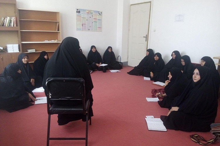 تصاویری از برگزاری محافل خانگی انس با قرآن در ایرانشهر