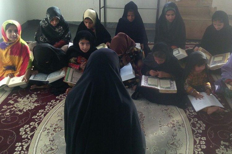 تصاویری از برگزاری محافل خانگی انس با قرآن در ایرانشهر