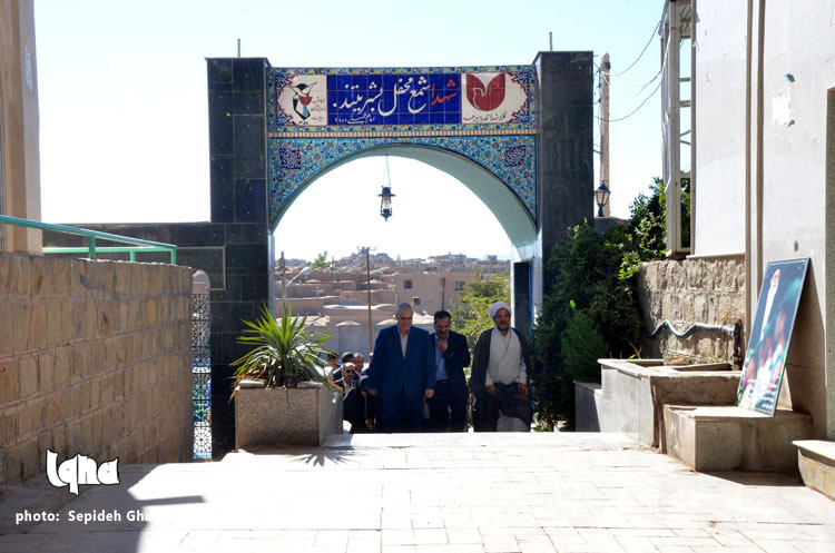 غبارروبی گلزار شهدا با حضور استاندار خراسان‌جنوبی همزمان با آغاز هفته دولت
