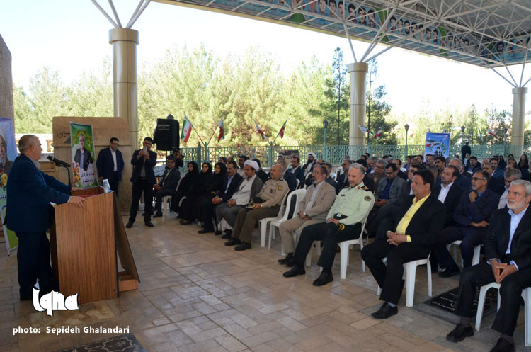غبارروبی گلزار شهدا با حضور استاندار خراسان‌جنوبی همزمان با آغاز هفته دولت