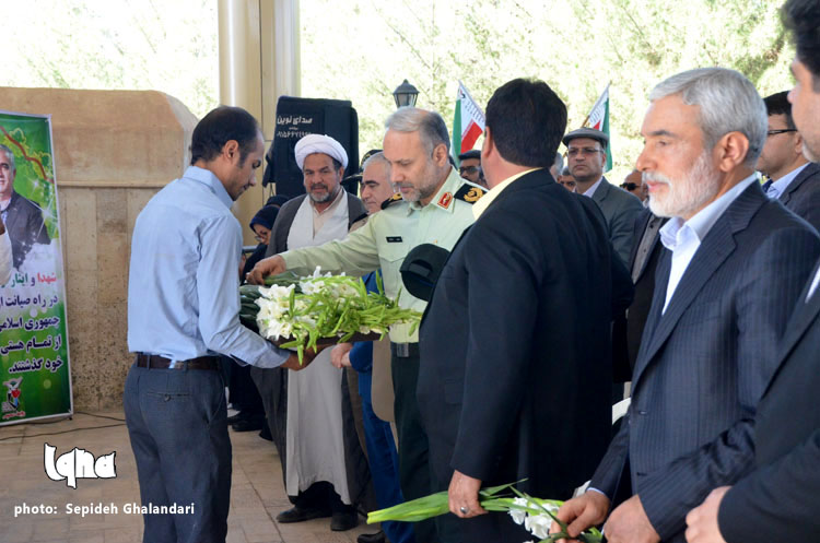 غبارروبی گلزار شهدا با حضور استاندار خراسان‌جنوبی همزمان با آغاز هفته دولت