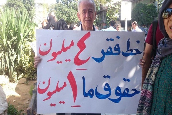 بازنشستگان در جلوی درب استانداری مازندران: قانون همسان سازی حقوق اجرا شود