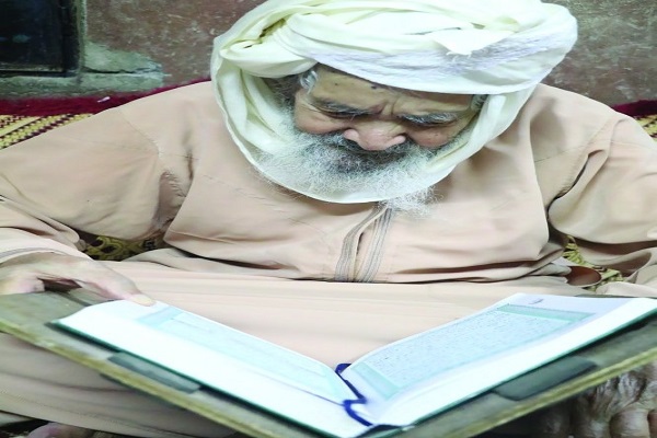 پیرمرد بی‌سواد عمانی که حافظ کل قرآن است / ضرورت تدبر و خشوع در تلاوت قرآن