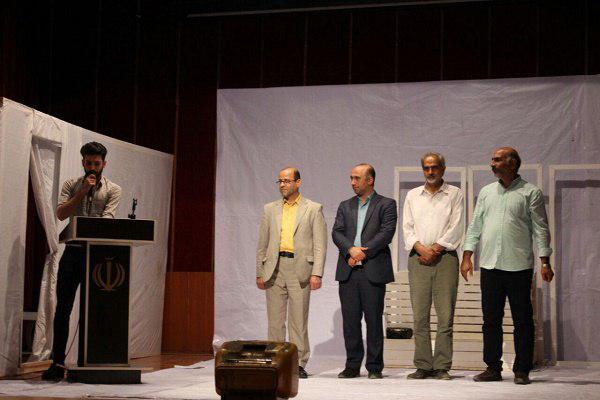 بازیگران و عوامل نمایش «آخرین شب زمستان» در اختتامیه تجلیل شدند